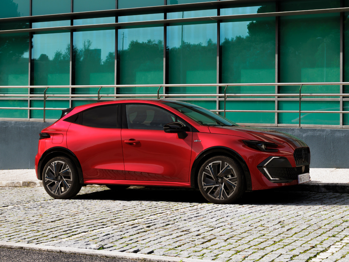 vista Lateral del nuevo Renault Clio 2026 en rojo