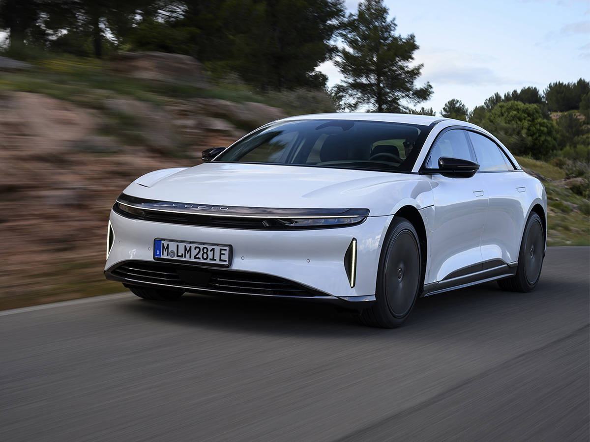 Lucid Air blanco circulando por una carretera