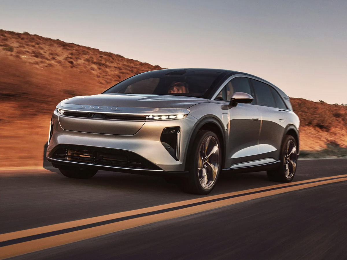 Lucid Gravity circulando por una carretera