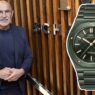 Luis de la Fuente en la boutique de IWC Schaffhausen en Madrid junto al reloj Ingenieur Automático 42 de cerámica verde oliva oscuro
