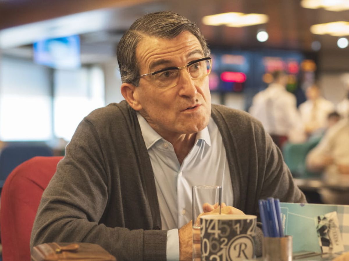 Primer plano de Luis Zahera sentado en una mesa de un bar en una escena de la segunda temporada de Clanes en Netflix.