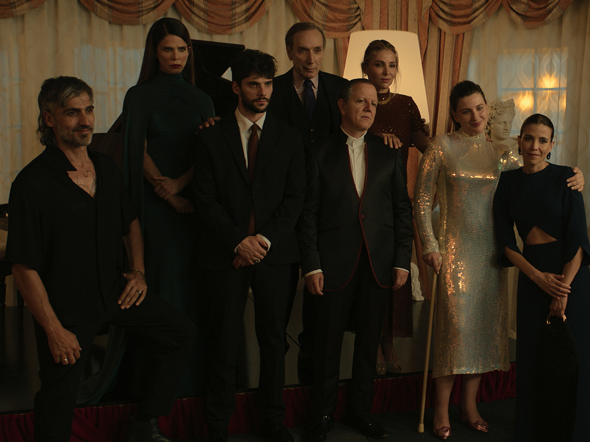 Reparto al completo de la serie El Homenaje posando durante la fiesta del 80 cumpleaños de Adolfo Novak