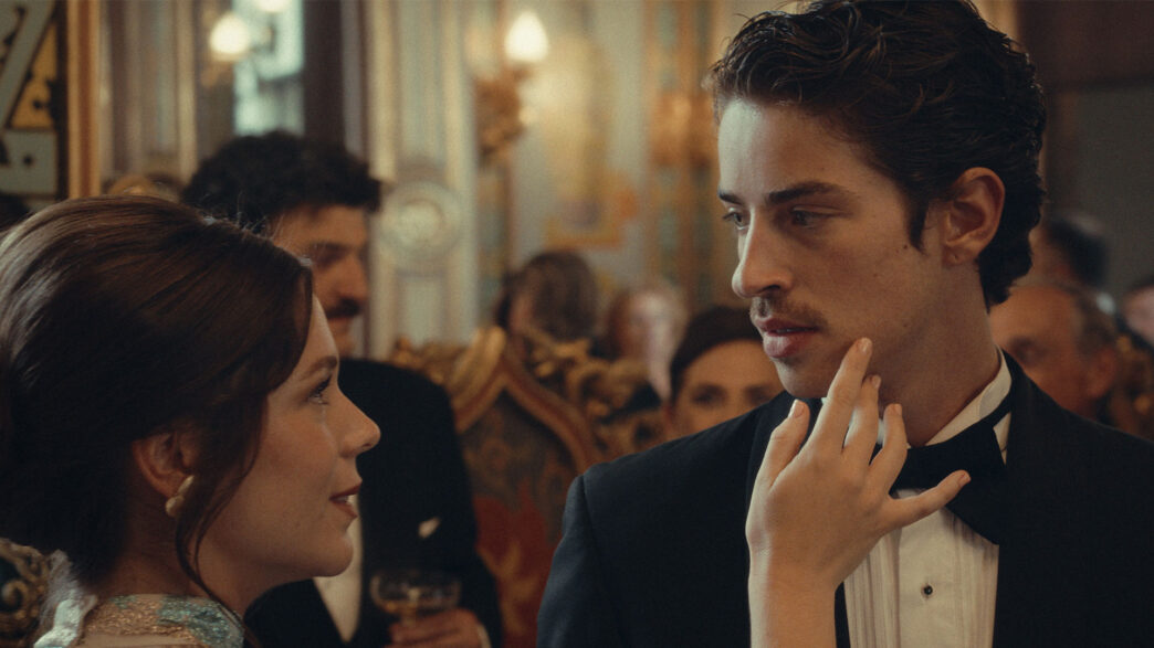 Manu Ríos vestido de esmoquin en una escena de la fiesta de El Homenaje en SkyShowtime