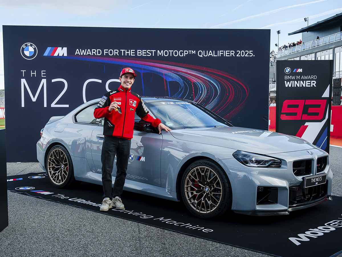 Marc Marquez posa junto al el BMW M2 CS
