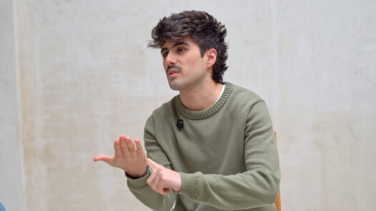 Martin Urrutia durante su entrevista para Rísbel Magazine hablando de su nuevo disco