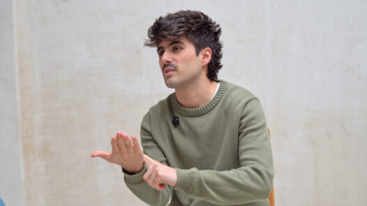 Martin Urrutia durante su entrevista para Rísbel Magazine hablando de su nuevo disco