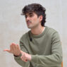 Martin Urrutia durante su entrevista para Rísbel Magazine hablando de su nuevo disco