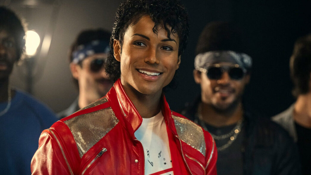 Jaafar Jackson caracterizado como Michael Jackson con la chaqueta roja de Beat It en el biopic Michael