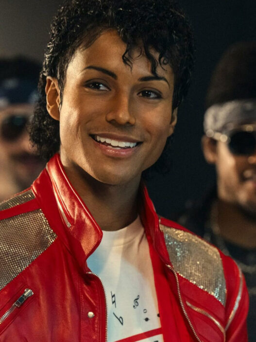 Jaafar Jackson caracterizado como Michael Jackson con la chaqueta roja de Beat It en el biopic Michael