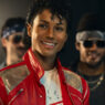 Jaafar Jackson caracterizado como Michael Jackson con la chaqueta roja de Beat It en el biopic Michael