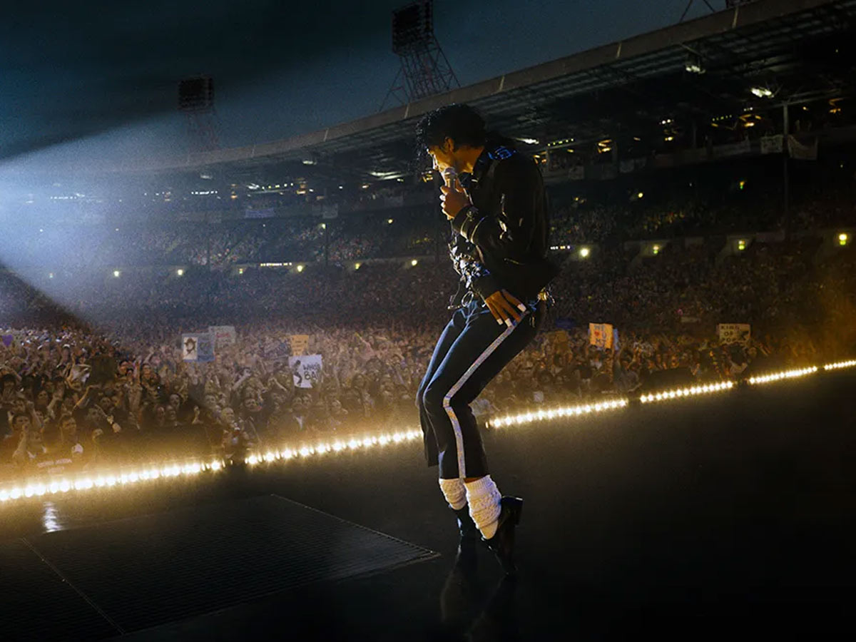 Escena del biopic Michael Jackson con Jaafar Jackson actuando sobre el escenario ante un estadio lleno