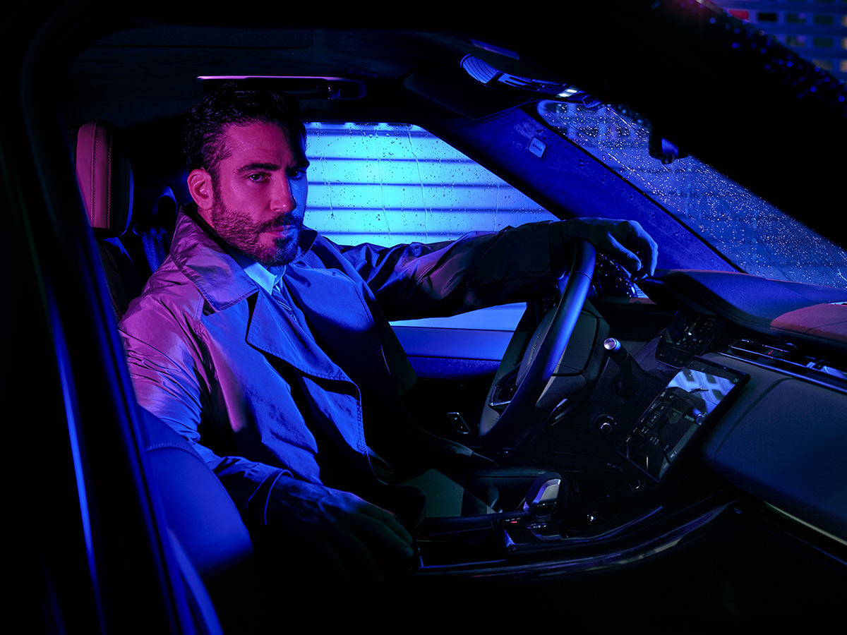 Miguel Ángel Silvestre en una sesión de fotos con su Range Rover para Rísbel Magazine