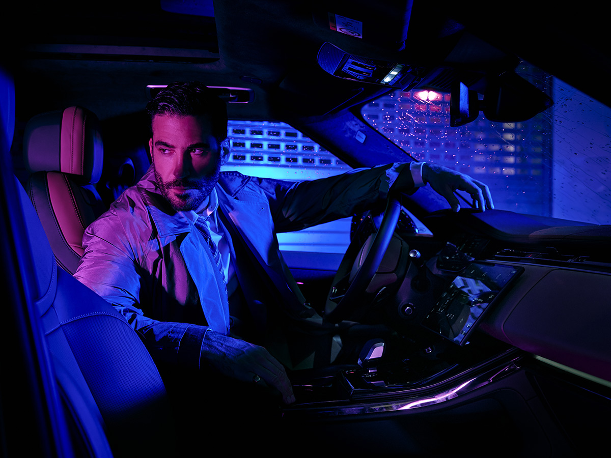 Miguel Ángel Silvestre en una sesión de fotos con su Range Rover para Rísbel Magazine