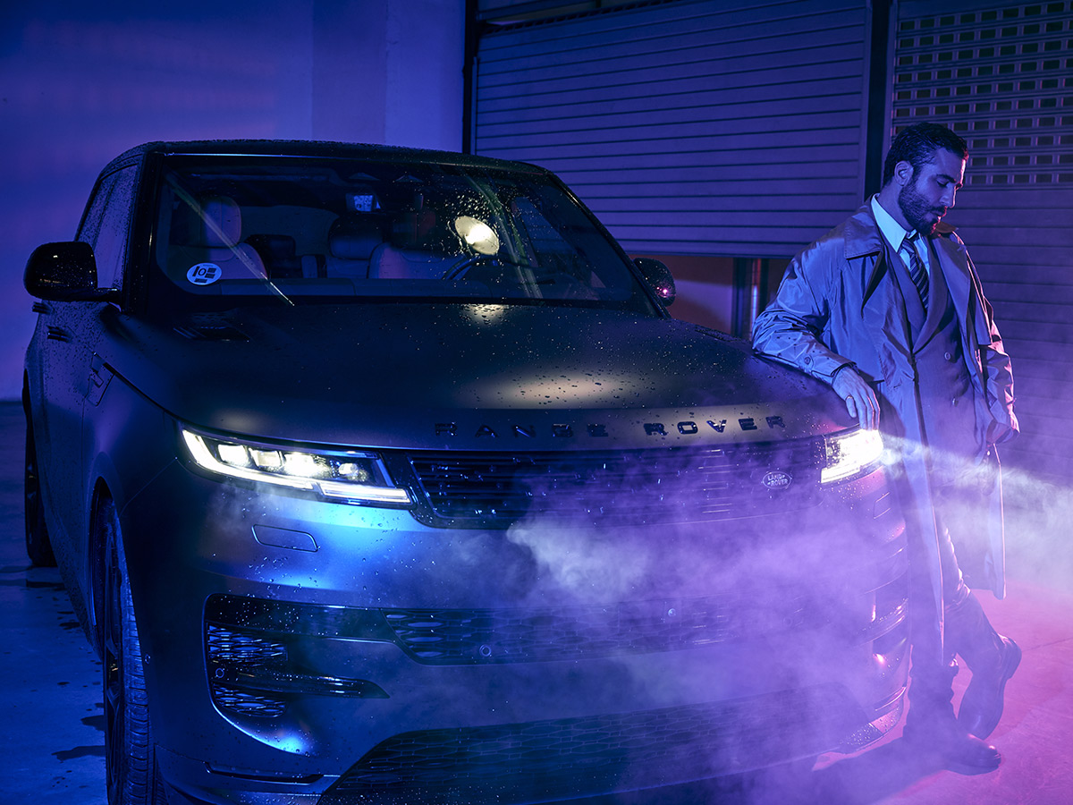 Miguel Ángel Silvestre en una sesión de fotos con su Range Rover para Rísbel Magazine