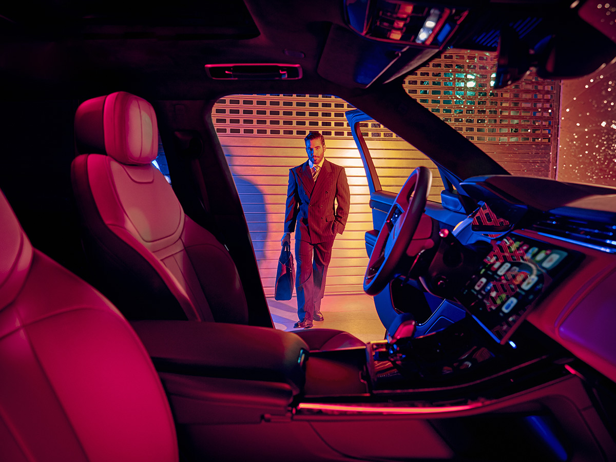 Miguel Ángel Silvestre en una sesión de fotos con su Range Rover para Rísbel Magazine