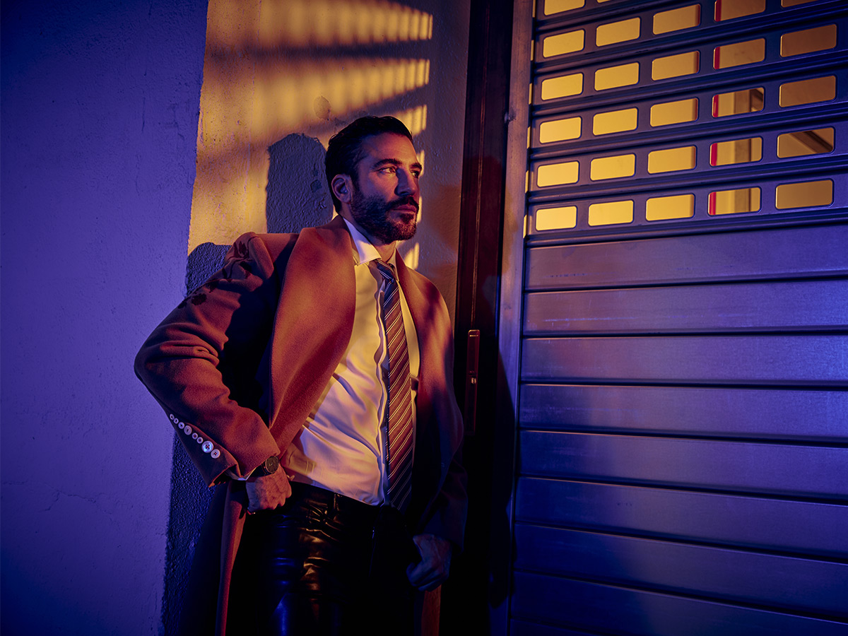 Miguel Ángel Silvestre en una sesión de fotos con su Range Rover para Rísbel Magazine