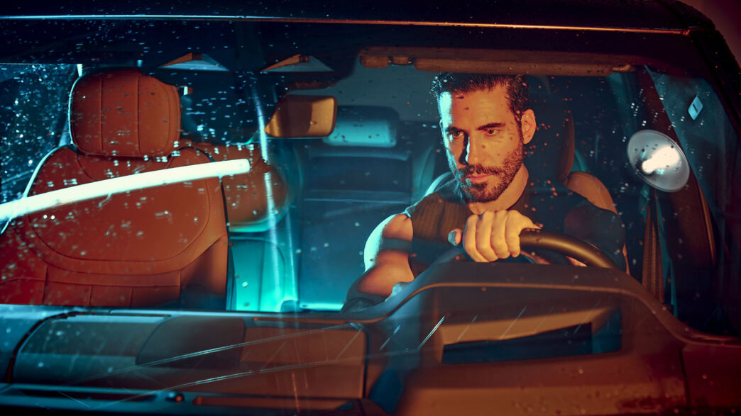 Miguel Ángel Silvestre al volante de su Range Rover en una sesión de fotos para Rísbel Magazine