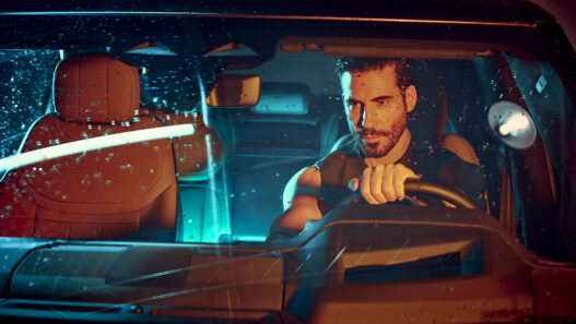 Miguel Ángel Silvestre al volante de su Range Rover en una sesión de fotos para Rísbel Magazine