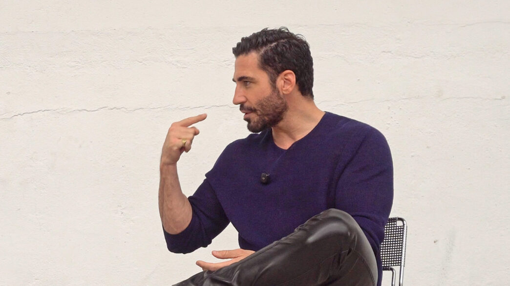 El actor Miguel Ángel Silvestre durante su entrevista con Mateo Carrasco para Rísbel Magazine