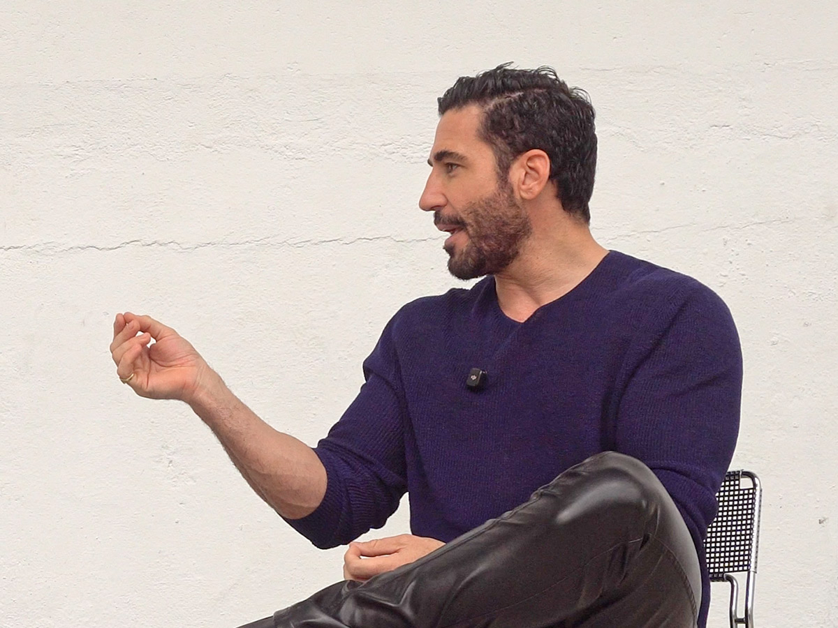 Miguel Ángel Silvestre durante la entrevista con Rísbel Magazine hablando sobre su personalidad