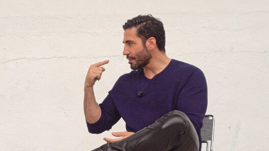El actor Miguel Ángel Silvestre durante su entrevista con Mateo Carrasco para Rísbel Magazine