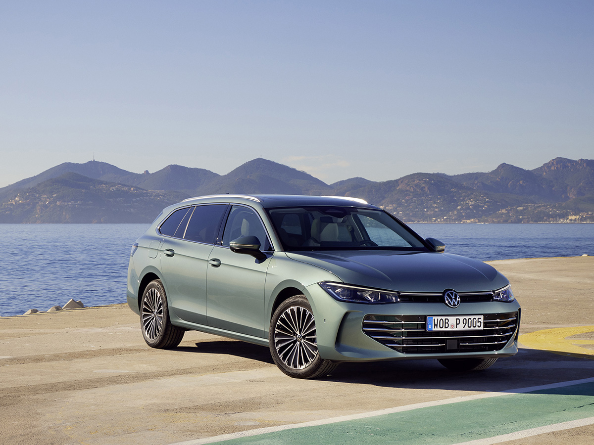 Volkswagen Passat eHybrid verde aparcado en un puerto