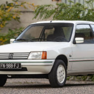 Peugeot 205 Lacoste: el coche que se vistió de tenista para salvar a una marca al borde de la bancarrota Peugeot 205 Lacoste blanco original