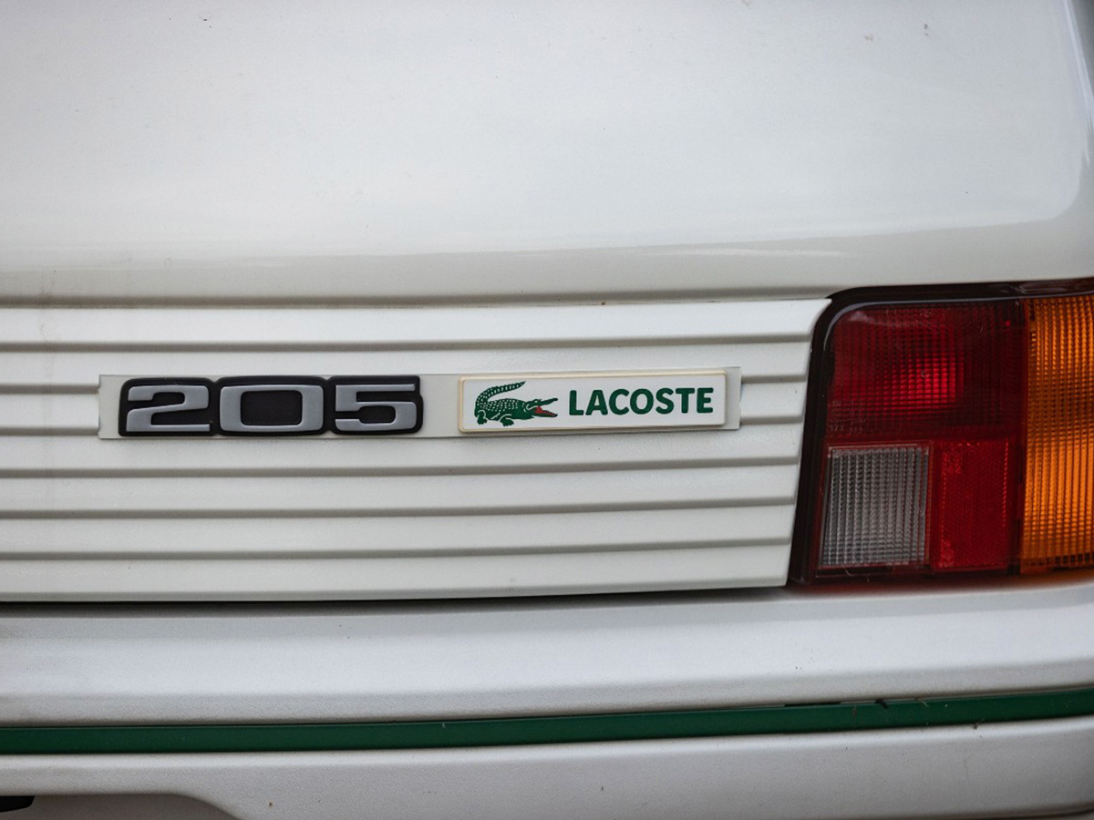 Peugeot 205 Lacoste Trasera detalle con logo