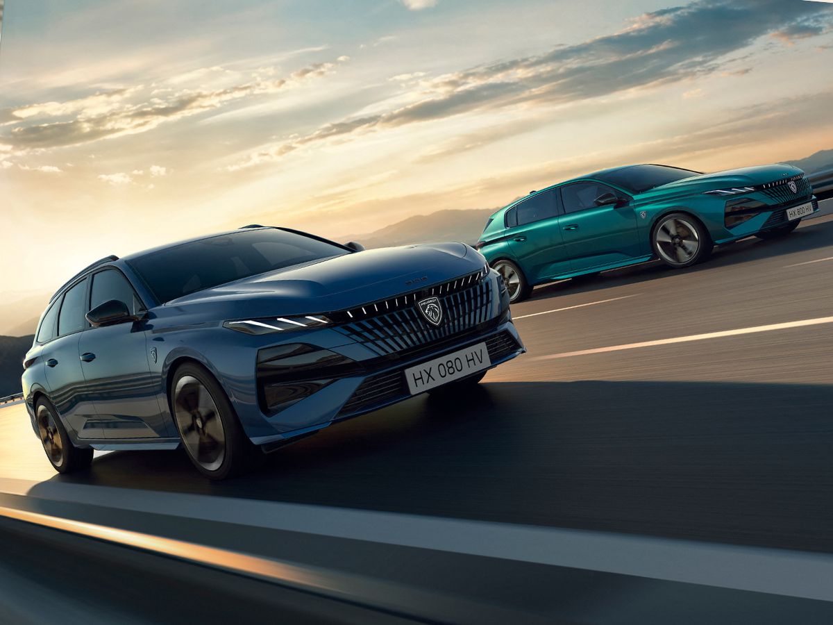 2 Peugeot 308 2026 circulando por una carretera