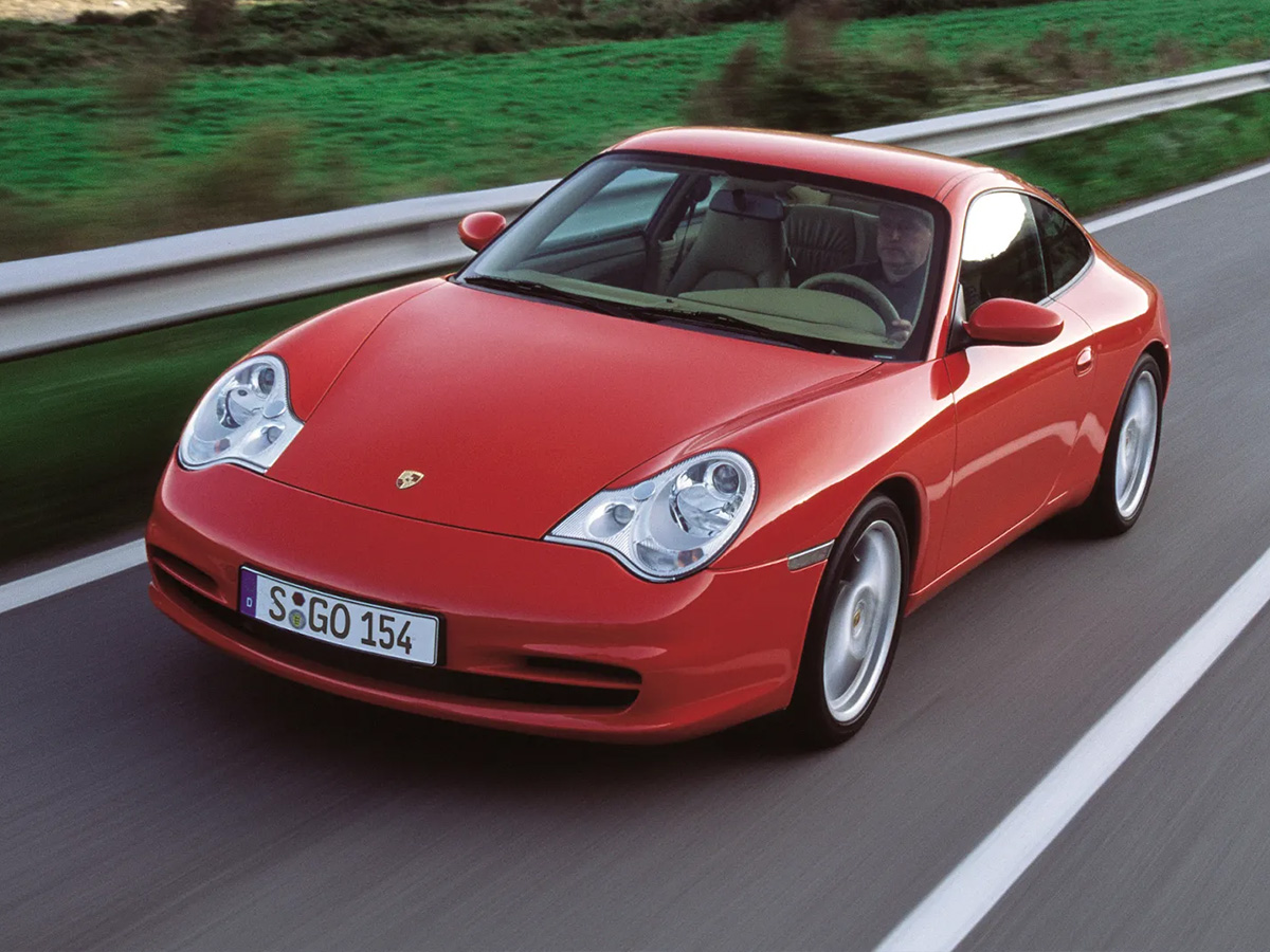 Porsche 911 (996) rojo circulando