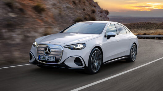 Mercedes Clase C eléctrico color blanco