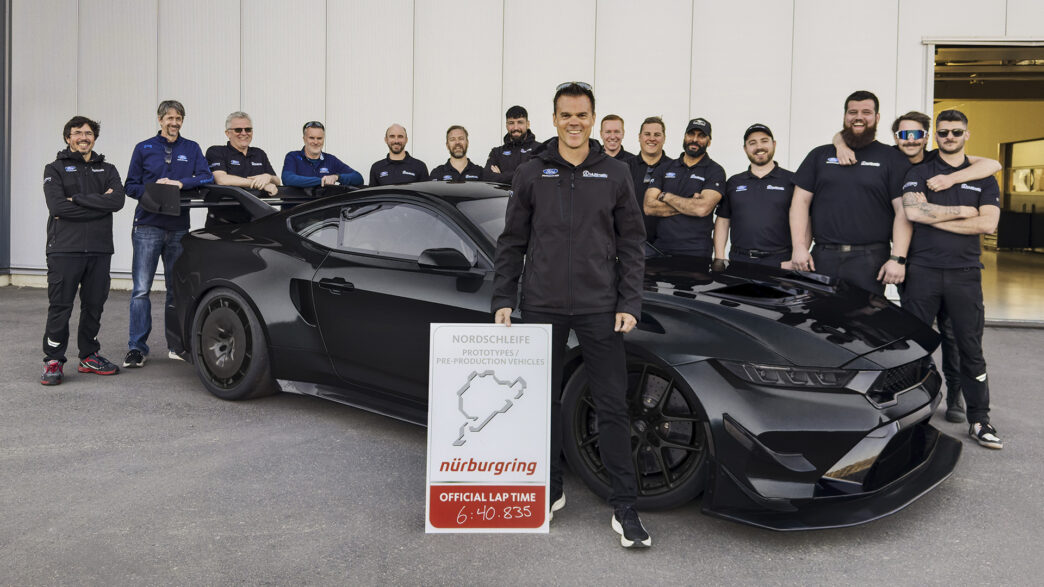 Dirk Müller y el equipo de Ford Performance y Multimatic posan con el Ford Mustang GTD