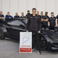 Ford lo vuelve a hacer y bate un nuevo record con el Ford Mustang GTD Competition en Nürburgring Dirk Müller y el equipo de Ford Performance y Multimatic posan con el Ford Mustang GTD