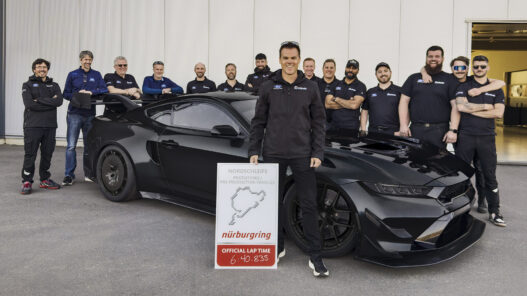 Dirk Müller y el equipo de Ford Performance y Multimatic posan con el Ford Mustang GTD