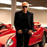 Ralph Lauren posa en su garaje con uno de sus coches