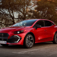 Así es el nuevo Renault Clio 2026: cuesta lo mismo que un Ibiza, pero por dentro y por fuera parece de un segmento muy superior Nuevo Renault Clio 2026 rojo