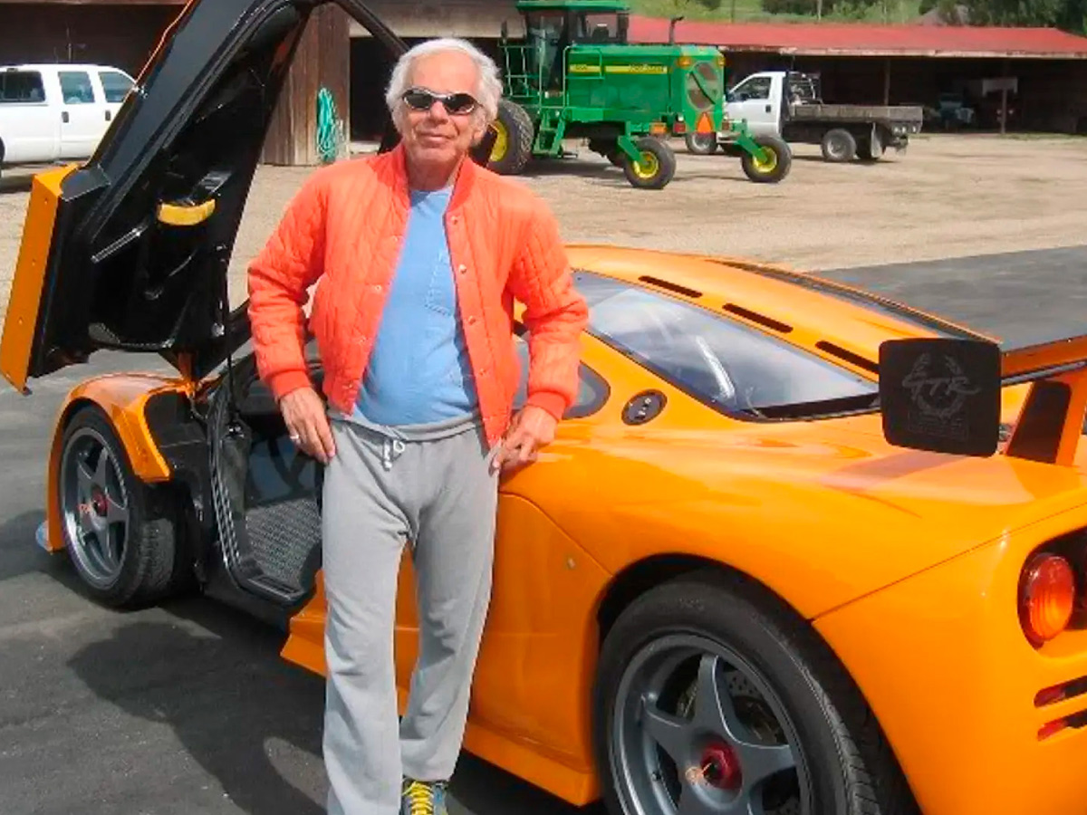 Ralph Lauren con su coche McLaren F1 LM naranja