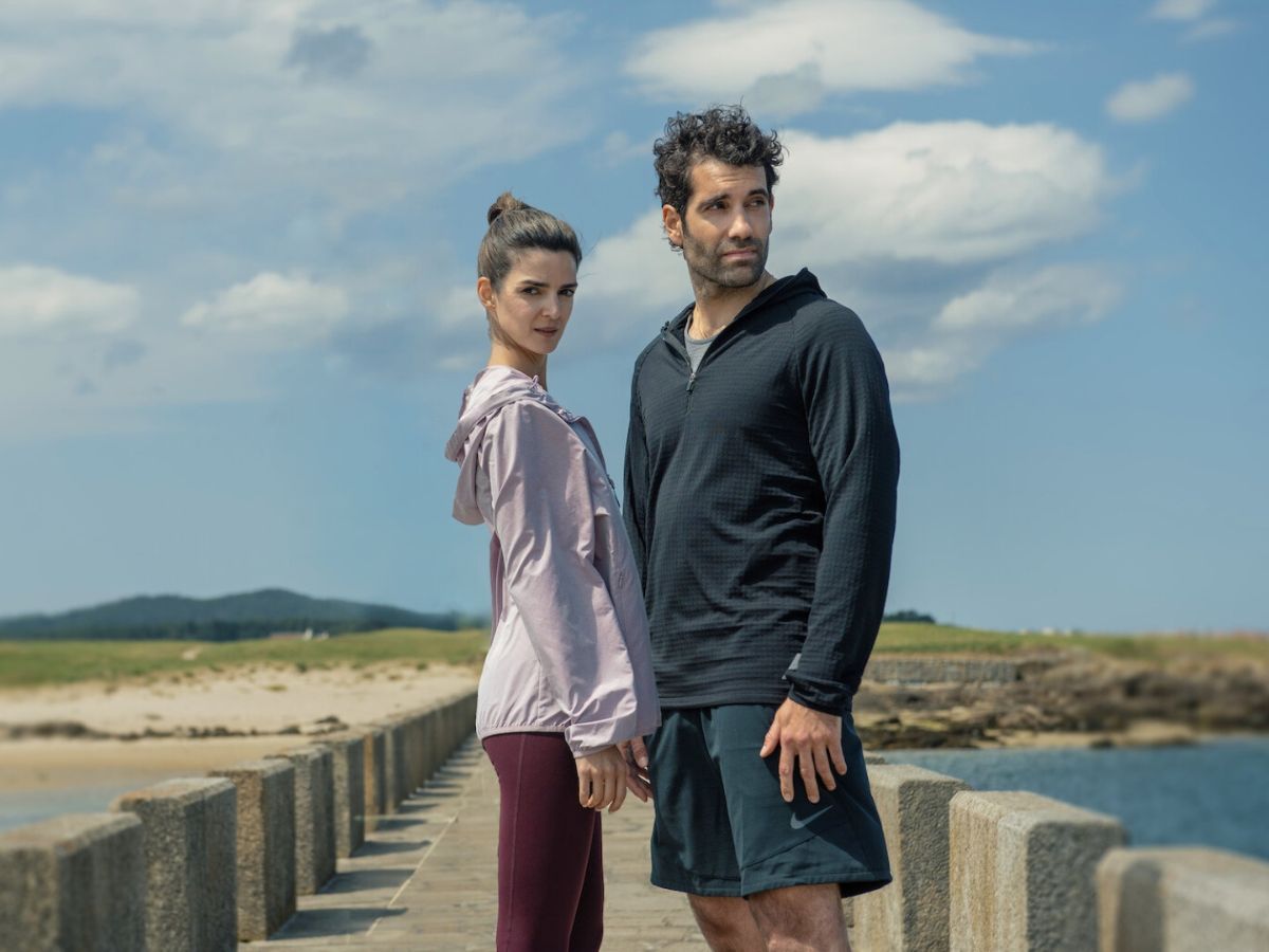Clara Lago y Tamar Novas con ropa de deporte en Galicia en una escena de la serie Clanes.