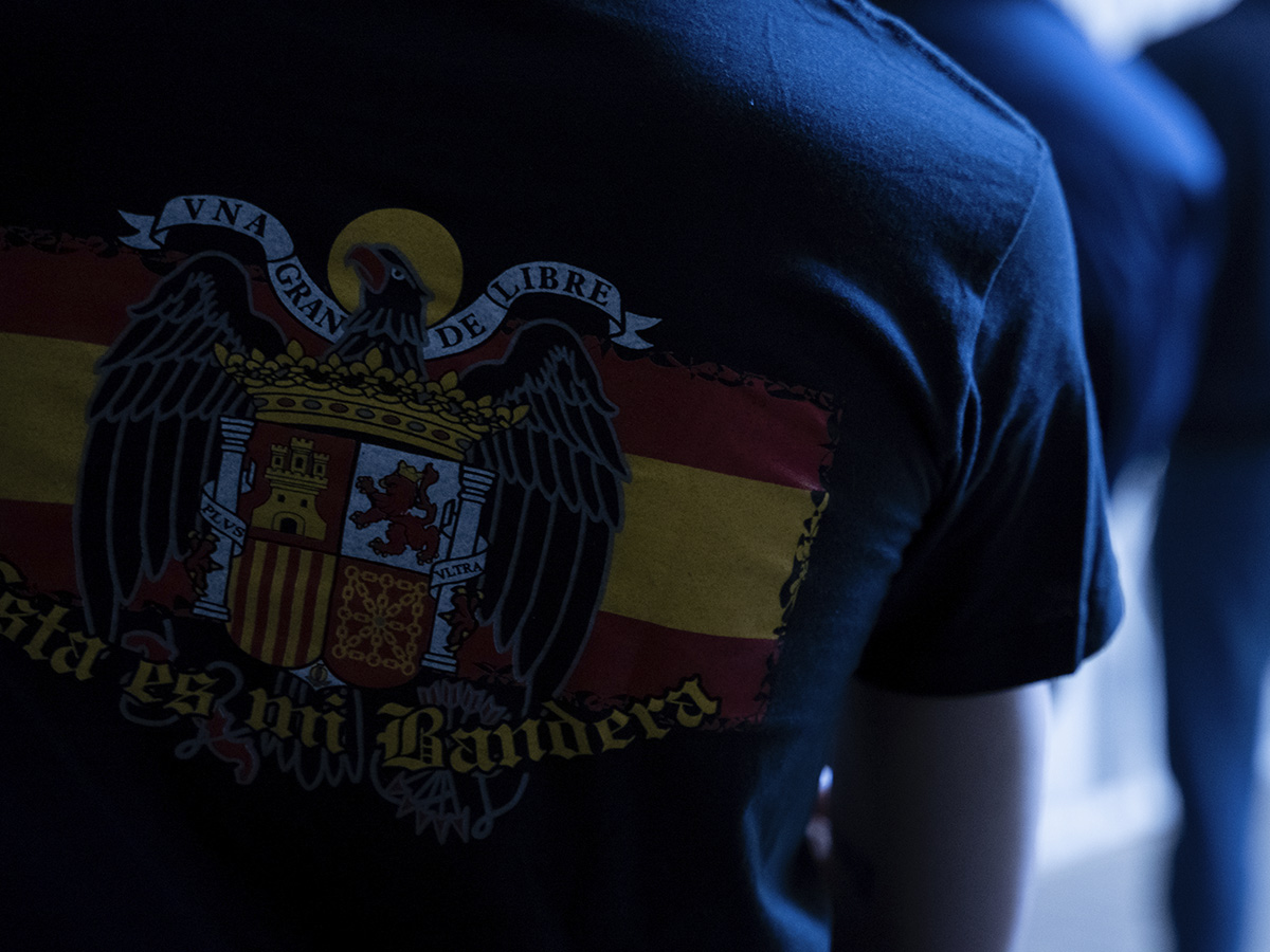 Escena de la serie Ultras de HBO en la que se ve un hombre de espaldas con una camiseta con la bandera del pollo
