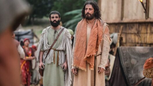 Jonathan Roumie con una túnica caracterizado como Jesús en una escena de la serie The Chosen en Prime Vídeo.