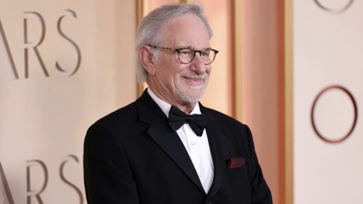 Steven Spielber posando en el photocall de la gala de los Oscar