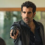 Está en Netflix y ya es número 1: la serie de 6 capítulos sobre narcotráfico gallego protagonizada por Tamar Novas que está arrasando Primer plano de Tamar Novas apuntando con una pistola en la segunda temporada de Clanes en Netflix.