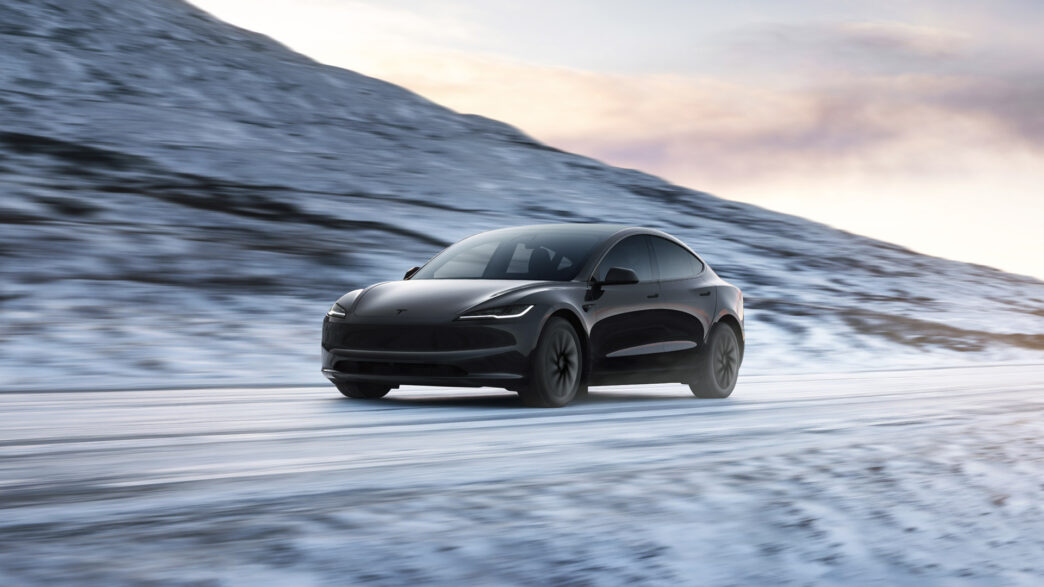 Tesla Model 3 2026 negro circulando por una carretera nevada de montaña