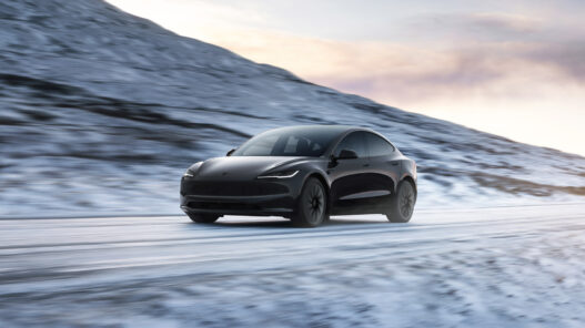 Tesla Model 3 2026 negro circulando por una carretera nevada de montaña
