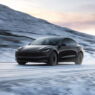 Tesla Model 3 2026 negro circulando por una carretera nevada de montaña