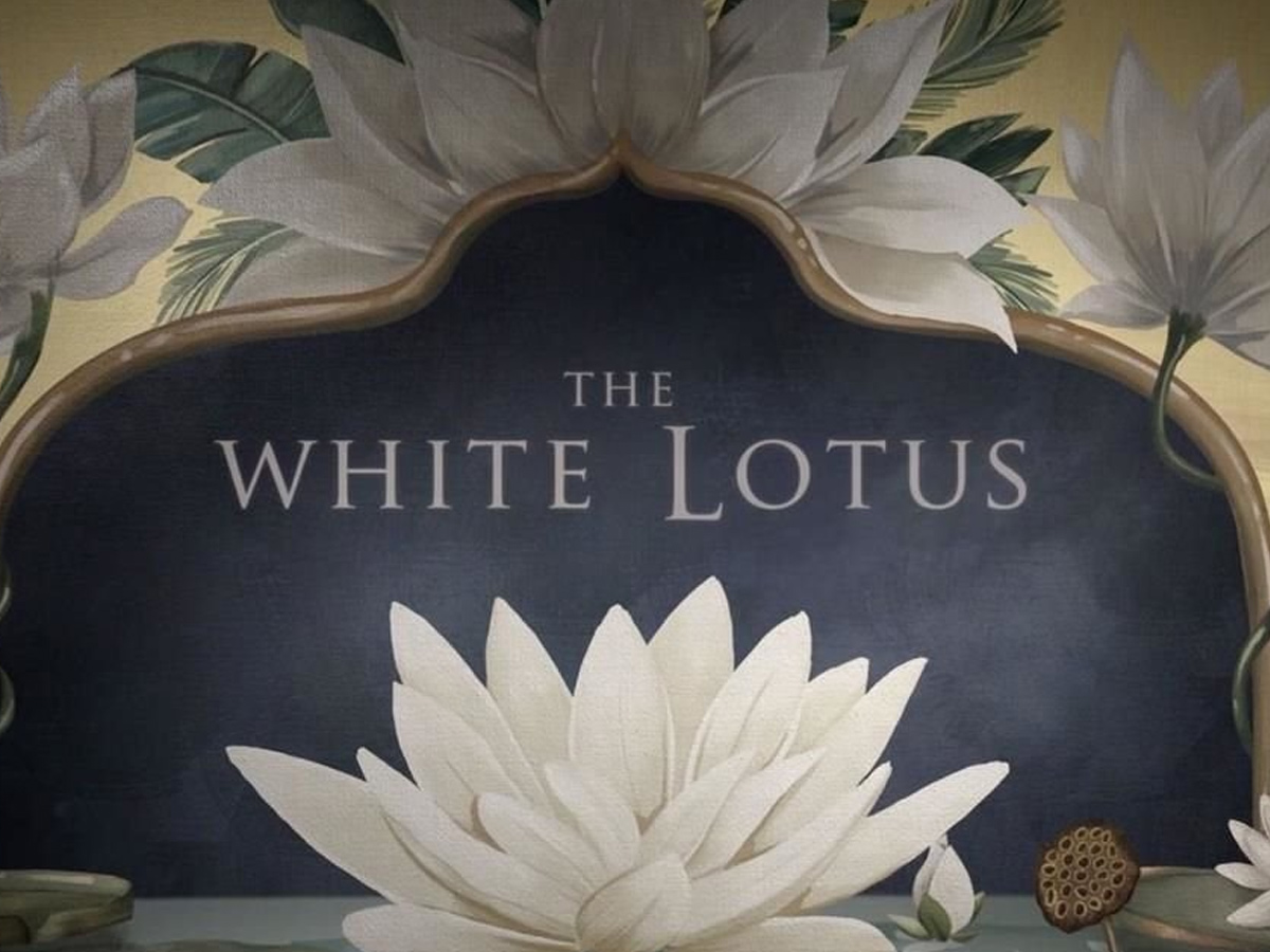 Logo de The White Lotus con flor de loto en la imagen promocional de la serie de HBO