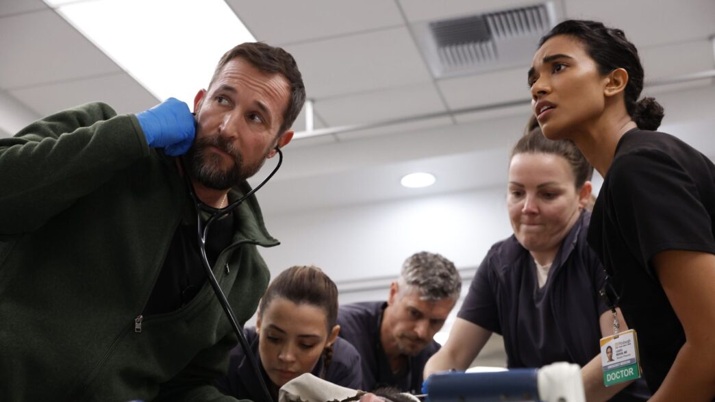 Noah Wyle, protagonista de The Pitt y Supriya Ganesh en una escena de una operación en la segunda temporada en HBO Max.