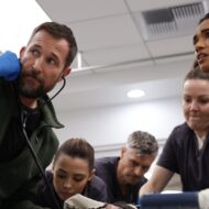 The Pitt: una de sus protagonistas no volverá en la 3ª temporada y habrá un cambio importante en el reparto Noah Wyle, protagonista de The Pitt y Supriya Ganesh en una escena de una operación en la segunda temporada en HBO Max.
