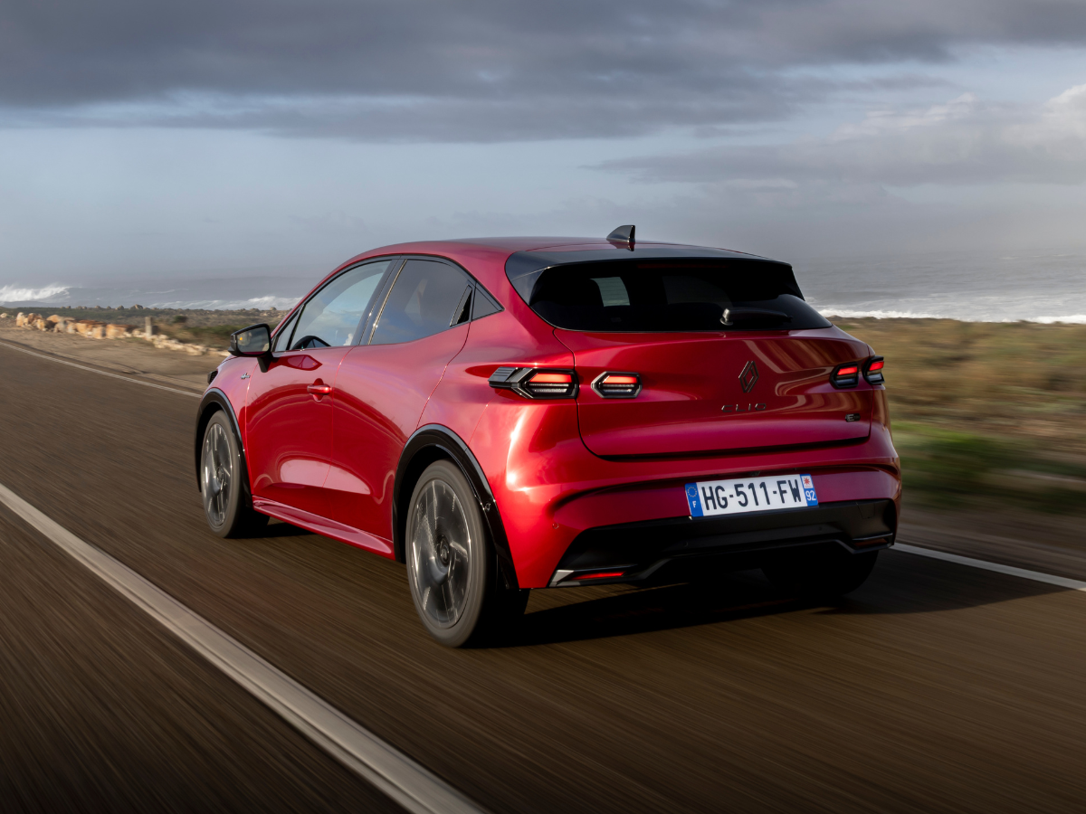 vista trasera del nuevo Renault Clio rojo 2026