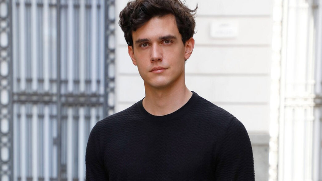 Retrato del modelo español Xavi Serrano retrato en mitad de la calle.